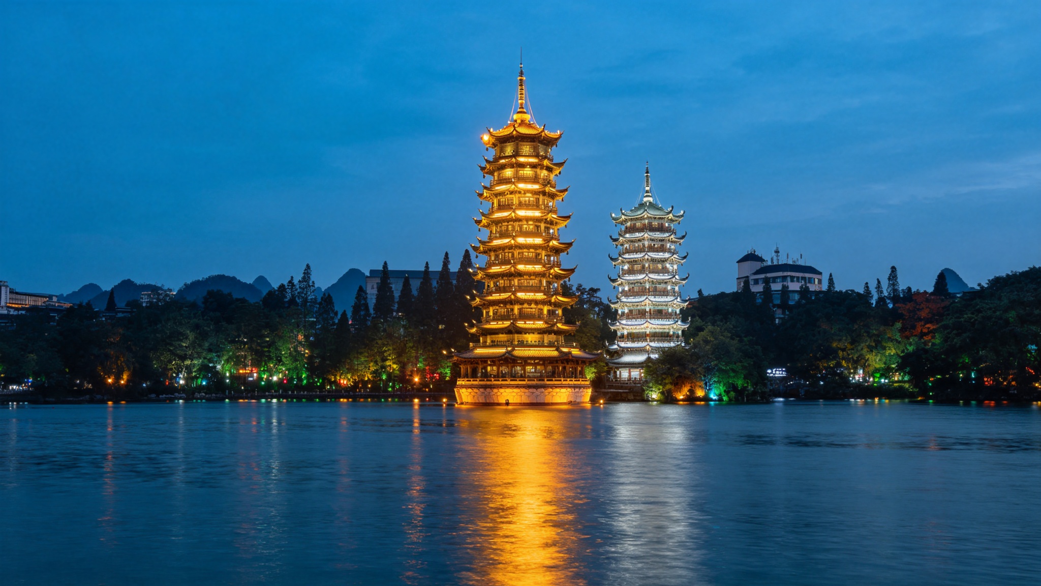 华灯初上,两江四湖的桂林夜生活